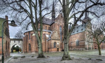 Hvornår blev Roskilde Domkirke bygget?