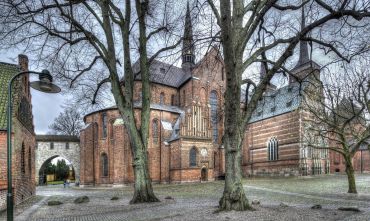 Hvor gammel er Roskilde Domkirke?